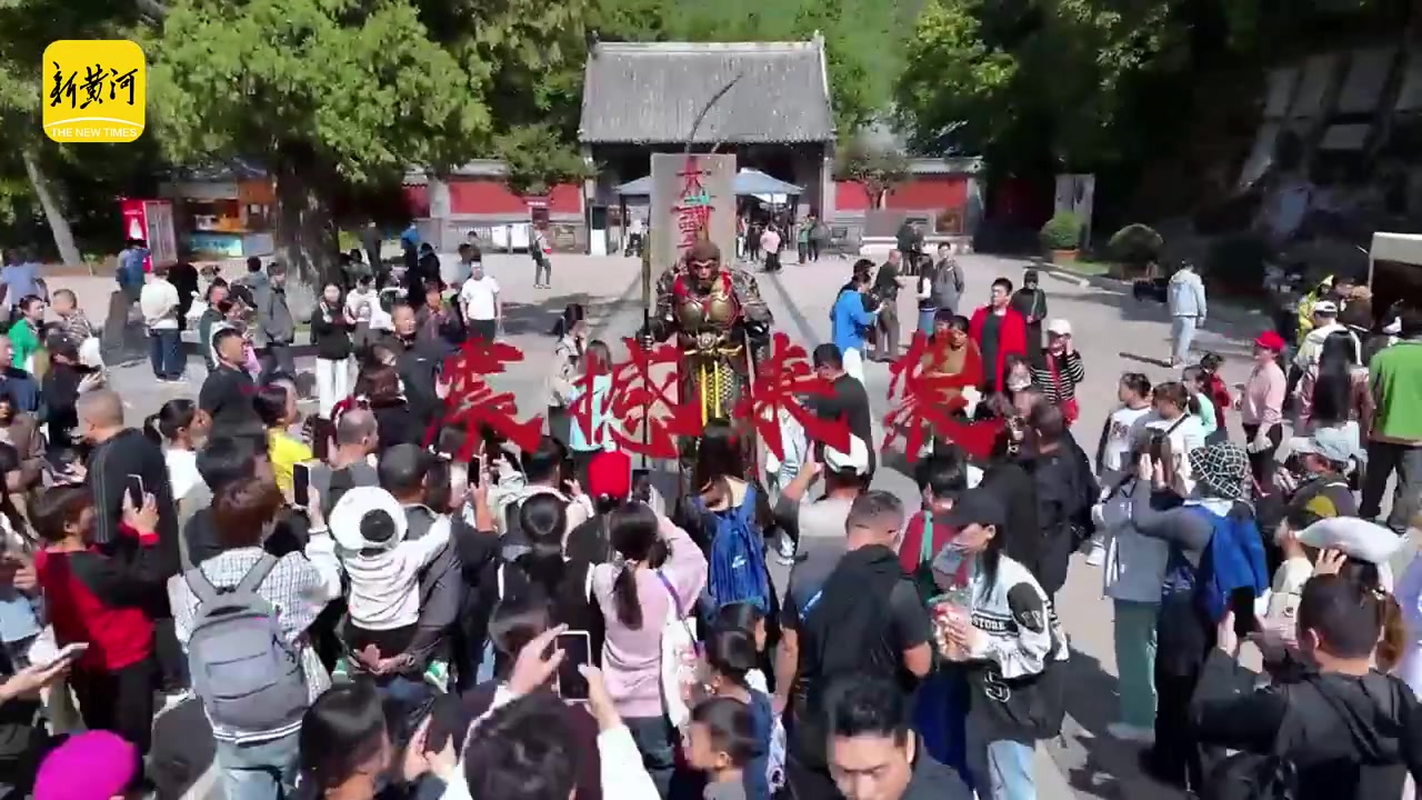 国庆旅游现空前悟空热潮！黑神话取景地灵岩寺现巨型悟空